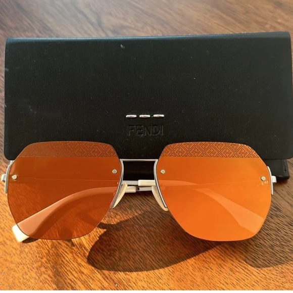 FENDI Oculus SOLAR-FF Sunglasses - Picture 2 of 7